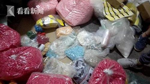 制售“假減肥藥”窩點(diǎn)內(nèi)，堆放著五顏六色的膠囊殼，這些膠囊加上不同的外包裝就是一種新的“減肥藥”