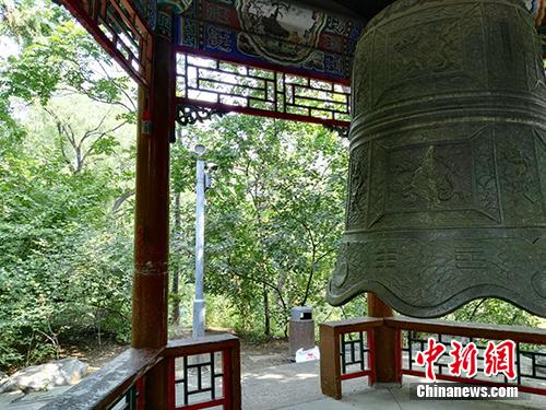 鐘亭外有攝像頭正對(duì)古鐘。中新網(wǎng)記者 宋宇晟 攝