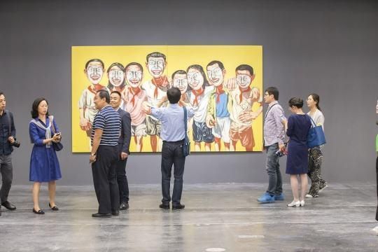 2016年曾梵志最大規(guī)?；仡櫿埂吧⒉健庇赨CCA舉行，圖為展覽現(xiàn)場。