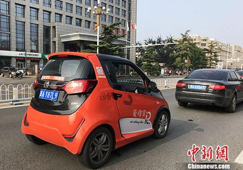 一輛橙色共享汽車(chē)正在行駛。 <a target='_blank' href='http://www.chinanews.com/'>中新社</a>記者 翟羽佳 攝
