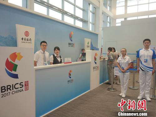 新聞中心里的志愿者。<a target='_blank' href='http://www.chinanews.com/' >中新網(wǎng)</a>記者 李金磊 攝