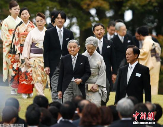 當(dāng)?shù)貢r間2014年11月6日，日本東京，天皇明仁，皇后美智子、皇太子德仁等皇室成員一同出席秋季皇家游園會。