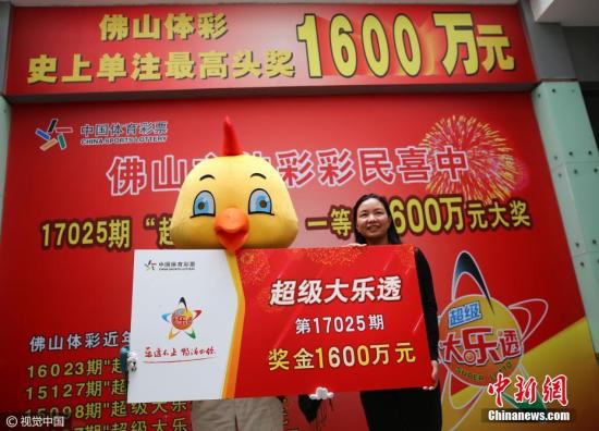 3月13日，廣東省佛山市，一個可愛的“公雞”造型的佛山體彩彩民，領到1600萬元獎金。3月6日，中國體育彩票“超級大樂透”第17025期全國開出2注頭獎，每注獎金為1600萬元，分別花落廣東佛山和江蘇。這是佛山體彩時隔一年，千萬大獎卷土重來。而開出頭獎1600萬元，則創(chuàng)下佛山體彩史單注彩票最高獎金。圖片來源：視覺中國