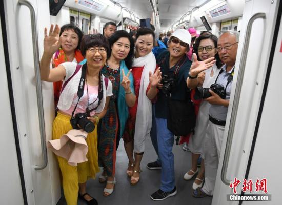 6月30日，市民早早趕來體驗長春地鐵1號線。當日，地處中國東北的長春市地鐵1號線通車試運營，這是吉林省內開通的首條地鐵。至此，中國東北地區(qū)四個副省級城市全部擁有了地鐵交通。據(jù)了解，長春地鐵1號線采用的是國內新款高寒地鐵列車，可在零下35攝氏度低溫條件下正常運行，這也是目前中國最輕的鋁合金地鐵列車。<a target='_blank' href='http://www.chinanews.com/'>中新社</a>記者 張瑤 攝