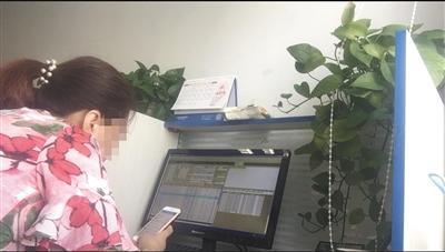 8月25日上午，一名員工打開患者資源庫，準備給患者打電話。圖片來源：新京報