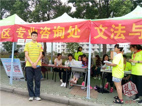 武漢一高校迎最高新生:身高2.01米 腿長(zhǎng)1米2
