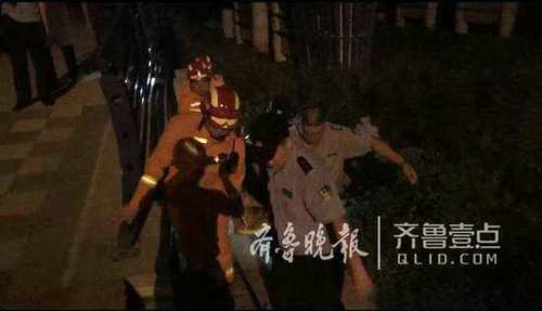 福山一男子酒后跳河落入7米深草叢,腰部受傷終獲救