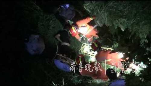 福山一男子酒后跳河落入7米深草叢,腰部受傷終獲救