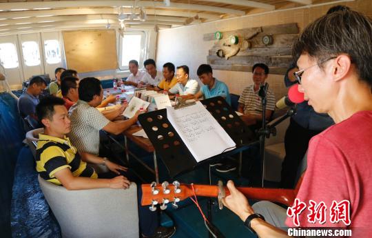9月5日，海南三亞西島漁村，由西島社區(qū)書(shū)記主講的“海上書(shū)房”第一場(chǎng)讀書(shū)分享會(huì)伴隨著《大海啊，故鄉(xiāng)》的音樂(lè)開(kāi)啟。　尹海明 攝
