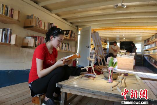 9月5日，海南三亞西島漁村，游客在“海上書(shū)房”翻看書(shū)籍?！∫Ｃ?攝