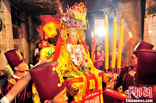 資料圖：福建湄洲媽祖祖廟的媽祖金身從福州直飛抵達(dá)?？?。<a target='_blank' href='http://www.chinanews.com/'>中新社</a>發(fā) 駱云飛 攝