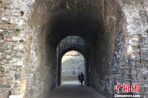 資料圖：荊州古城墻內(nèi)部一景。　董曉斌 攝