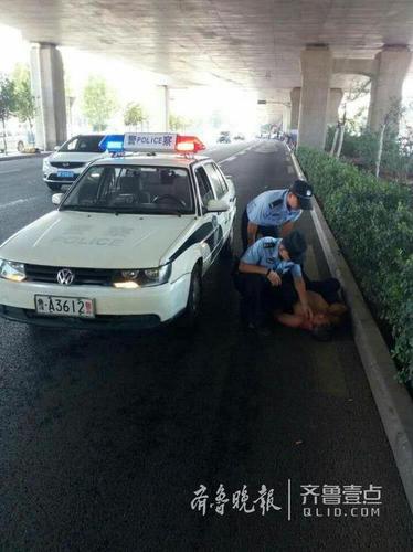 喝大了！醉酒男子竟躺在濟南BRT車道內(nèi)呼呼大睡