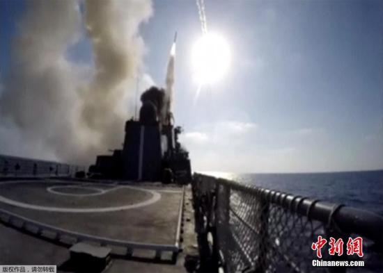 資料圖：當?shù)貢r間9月5日，作為俄海軍地中海上常備作戰(zhàn)力量執(zhí)行任務的黑海艦隊“埃森海軍上將”號護衛(wèi)艦向代爾祖爾地區(qū)的“伊斯蘭國”設施發(fā)射了“口徑”?；埠綄?。