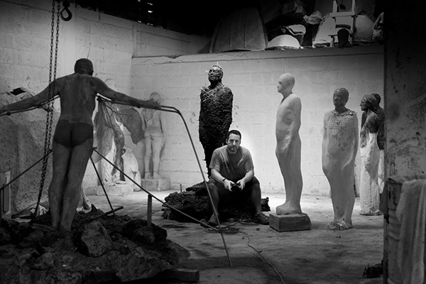 泰勒在工作室，他的身后是一系列為坎昆的水下雕塑博物館創(chuàng)作的雕塑。Jason DeCaire Taylor 圖