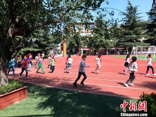 小學(xué)要求“彈性離?！奔议L“自證很忙”終撤回