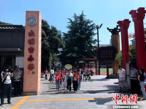 圖為西安市未央?yún)^(qū)大明宮小學(xué)學(xué)生放學(xué)?！∶疯O瀧 攝