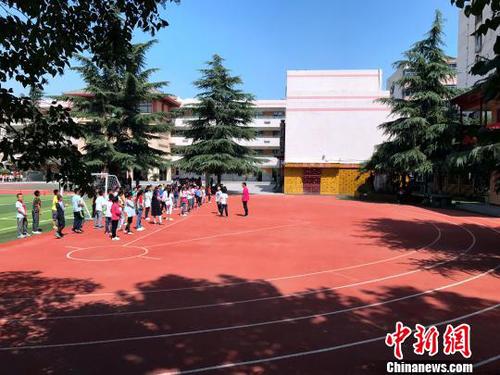 圖為西安市未央?yún)^(qū)大明宮小學(xué)學(xué)生上體育課?！∶疯O瀧 攝