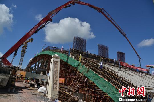 正在進行主橋拱施工的中越北侖河二橋。　陳義才　攝