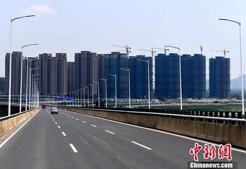 8月14日，中國國家統(tǒng)計局當(dāng)日發(fā)布的數(shù)據(jù)顯示，1-7月份，中國商品房銷售面積86351萬平方米，同比增長14.0%，增速比1-6月份回落2.1個百分點。商品房銷售額68461億元，增長18.9%，增速回落2.6個百分點。圖為8月10日，福州一處成片開發(fā)建設(shè)中的房地產(chǎn)樓盤。<a target='_blank' href='http://www.chinanews.com/'>中新社</a>記者 張斌 攝