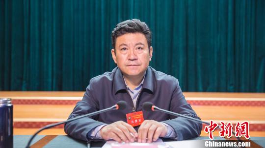 西藏自治區(qū)副主席、日喀則市委書記張延清在2017全區(qū)脫貧摘帽工作推進(jìn)現(xiàn)場大會上講話?！◇憧?攝