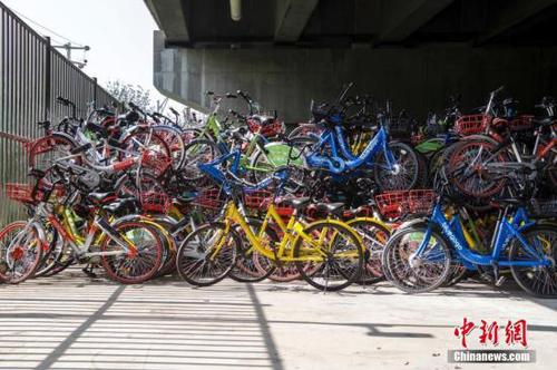 資料圖：數千輛共享單車被“遺棄”在北京一高架橋下。<a target='_blank' href='http://www.chinanews.com/'>中新社</a>記者 賈天勇 攝