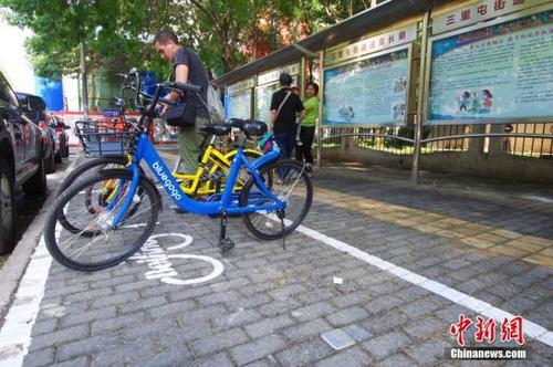 資料圖：一位外國友人正在北京三里屯地區(qū)的一處共享單車電子圍欄內歸還單車。<a target='_blank' href='http://www.chinanews.com/'>中新社</a>記者 賈天勇 攝