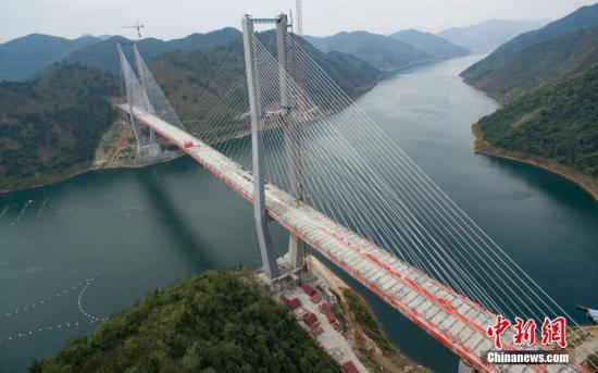 資料圖：航拍實現(xiàn)合龍的紅水河特大橋。<a target='_blank' href='http://www.chinanews.com/'>中新社</a>記者 賀俊怡 攝