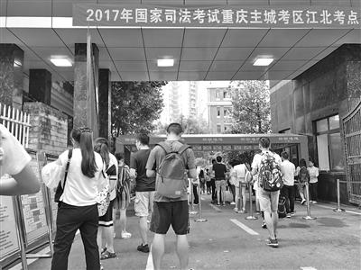 9月16日，2017全國司法考試開考，江北區(qū)考點(diǎn)，考生進(jìn)入考場。圖片來源：重慶晨報(bào)