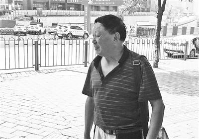 全國司法考試重慶江北區(qū)考點(diǎn)，71歲的考生楊昌榮走出考場。圖片來源：重慶晨報(bào)