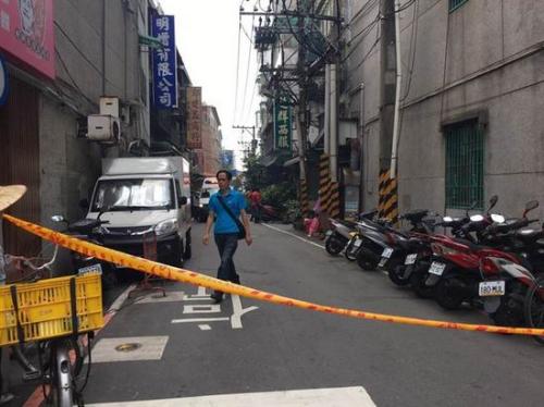 土城日新街傳出槍響，2位民眾重但后無(wú)生命跡象，警方封鎖現(xiàn)場(chǎng)采證中。圖片來(lái)源：臺(tái)灣《中國(guó)時(shí)報(bào)》
