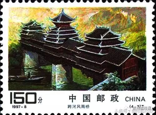 (4-3)為“跨河風(fēng)雨橋”。畫面采用橫式構(gòu)圖及金黃色調(diào)，展現(xiàn)了跨河風(fēng)雨橋的婀娜多姿和獨(dú)特風(fēng)貌。