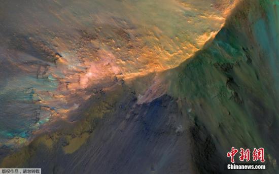 當(dāng)?shù)貢r間3月21日，NASA公開其拍攝的火星水手谷北部喬凡塔深谷中，約1000米高的山丘。