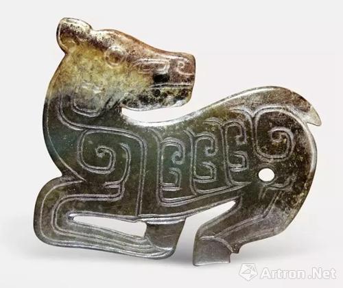 玉鹿 片雕，碧玉，有黃褐色沁斑，頸飾鱗紋，身飾云紋