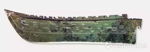 玉刀 碧玉，有黑色斑點(diǎn)，刃由兩面磨，無使用痕跡