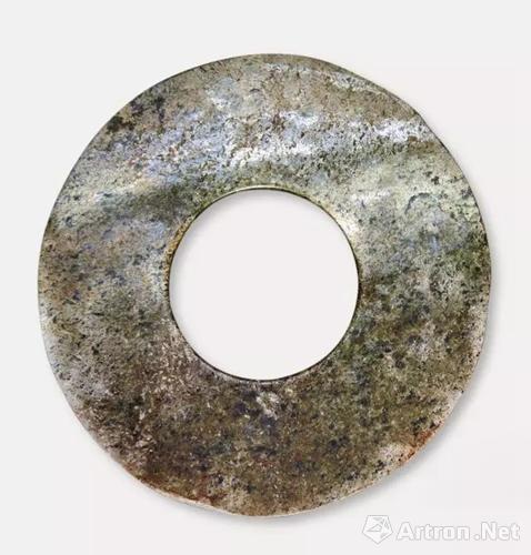 玉璧 碧玉，邊緣不完整，制作較粗，留有加工痕跡