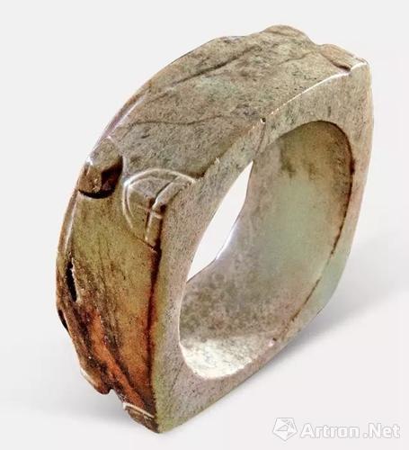 玉琮 青玉，褐色侵蝕較重，四角上下雕凸起的半圓形紋飾，形似蟬