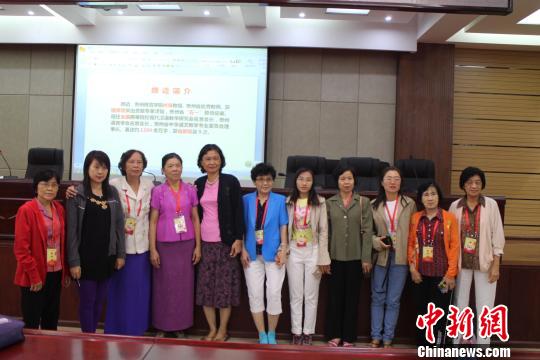 貴州師范學(xué)院教授顏邁的“漢語的歧義”講座現(xiàn)場?！±涔鹩?攝