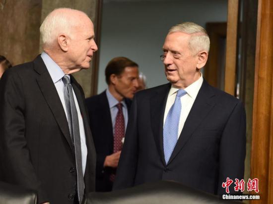 資料圖片：美國國防部長馬蒂斯（右）與參議院軍事委員會(huì)主席麥凱恩（左）交流。<a target='_blank' href='http://www.chinanews.com/'>中新社</a>記者 張蔚然 攝