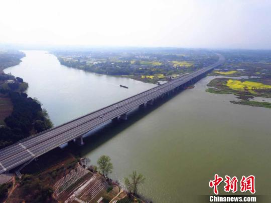 成安渝高速公路沱江河特大橋?！钣昝?攝