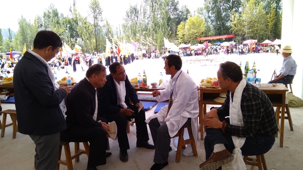 中國民協的學者們正在采訪土族納頓節(jié)的代表性傳承人徐秀福
