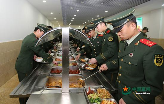 軍隊將實(shí)行軍糧差價補(bǔ)貼新模式 隨工資伙食費(fèi)發(fā)放