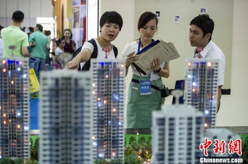 市民在房展會上看房(資料圖)。<a target='_blank' href='http://www.chinanews.com/'>中新社</a>發(fā) 駱云飛 攝