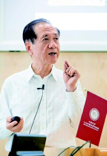 圖為全國政協(xié)副主席、九三學社中央主席韓啟德在北京大學人文社會科學研究院講授醫(yī)學人文課程  （資料圖片）