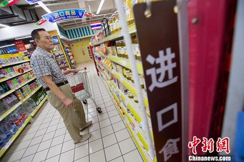 8月8日，山西太原，民眾在超市挑選進(jìn)口商品。2017年中國外貿(mào)“下半場”開局良好。當(dāng)日，中國海關(guān)總署公布的最新數(shù)據(jù)顯示，7月中國進(jìn)出口總值2.32萬億元（人民幣，下同），同比增長12.7%。其中出口增長11.2%，進(jìn)口增長14.7%；貿(mào)易順差擴(kuò)大1.4%。<a target='_blank' href='http://www.chinanews.com/'>中新社</a>記者 張?jiān)?攝