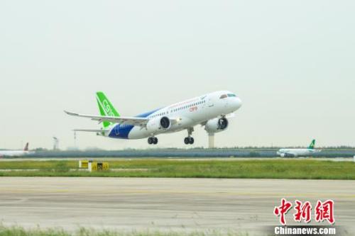 9月28日上午，C919大型客機10101架機在上海浦東機場完成一架次檢飛任務(wù)。　中國商飛公司 攝