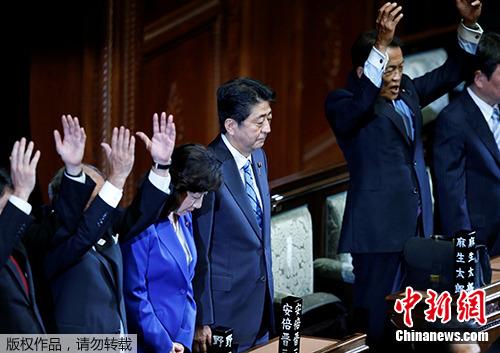 當(dāng)?shù)貢r(shí)間2017年9月28日，日本首相安倍晉三宣布解散眾議院后，多名內(nèi)閣成員舉手歡呼。
