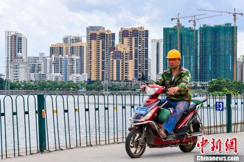 資料圖：海口國興大道附近的在建商品房項(xiàng)目。<a target='_blank' href='http://www.chinanews.com/'>中新社</a>記者 駱云飛 攝
