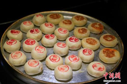 9月29日，小龍蝦月餅新鮮出爐。為迎合當下年輕人的口味，杭州某餐廳于中秋來臨之際推出現(xiàn)燒現(xiàn)賣的小龍蝦月餅，酥皮月餅配上小龍蝦餡料的新奇組合，一經上市就成為顧客競相購買的“網紅”爆款。