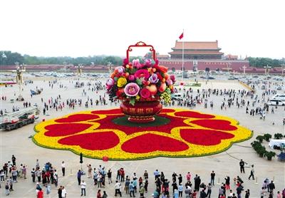  9月25日，天安門廣場(chǎng)，國(guó)慶“大花籃”整體亮相，游客爭(zhēng)相與國(guó)慶“大花籃”拍照留念。新京報(bào)記者 侯少卿 攝